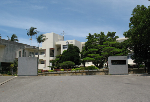 名護商工高等学校の正門